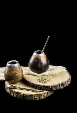 Bombbilla pipetli Yerba mate çay kabağı. Yerba mate 'e su dökmek çay fincanı, siyah arkaplan. 