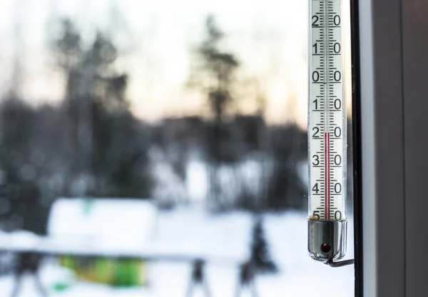 Zimna Fala Europie Zimą 2018 Roku Termometr Zewnętrzny Oldschool Pokazuje — Zdjęcie stockowe