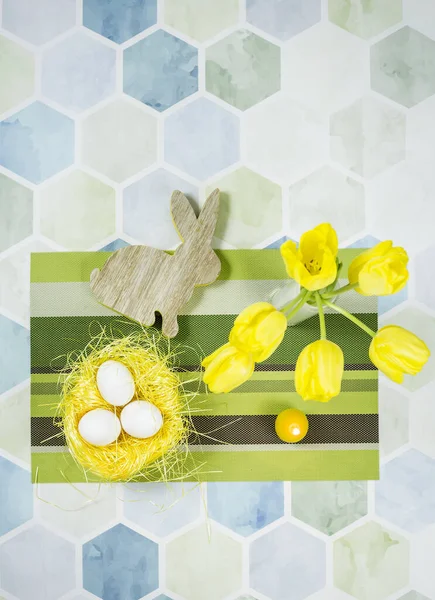 Barevné Velikonoční Dekorace Stole Kuřecí Vejce Hnízdě Žluté Tulipány Bílé — Stock fotografie