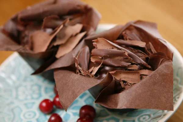 Два Шоколадных Кекса Шоколадной Крошкой Голубой Тарелке Романтический Завтрак Двоих — стоковое фото