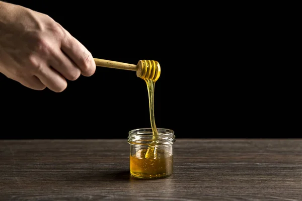 Homem Mão Segurando Madeira Sintonizado Colher Dipper Cima Pequeno Frasco — Fotografia de Stock