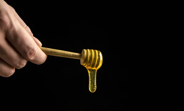 Homem Mão Segurando Madeira Sintonizado Colher Dipper Contra Fundo Preto — Fotografia de Stock