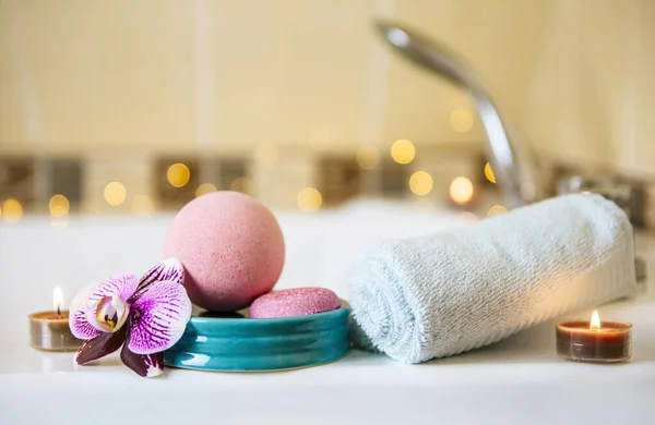 Rózsaszín Fürdőlabda Orchideavirággal Illatos Gyertya Kék Kerámia Tálcán Fürdőszobában — Stock Fotó