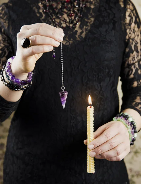 Nahaufnahme Einer Eleganten Frau Schwarzer Gothic Kleidung Die Ein Amethyst — Stockfoto