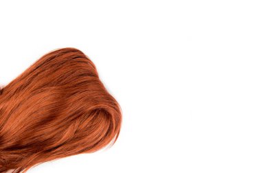 Beyaz arka planda izole edilmiş koyu kırmızı saçtan yapılmış basit voluminöz kıvrımlı kıvrımlı stüdyo görüntüsü vardı. Saç stili ürünleri arka plan tasarım unsuru kavramı.