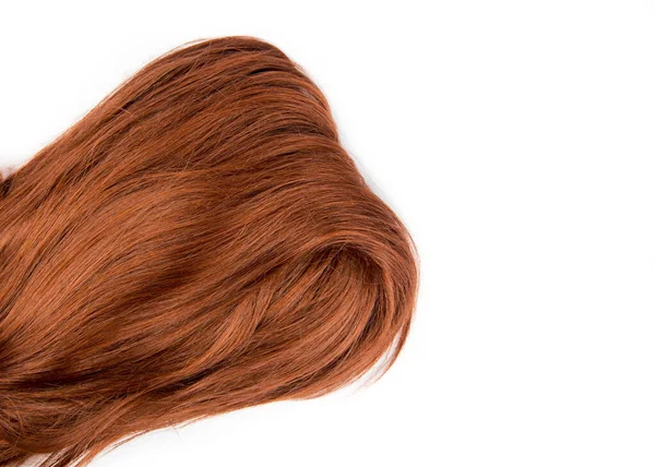 コピースペースと白の背景に隔離された緑豊かなバーガンディ赤髪で作られたシンプルなボリュームカール波ストランドのきれいなフラットレイアウトスタジオビュー ヘアスタイル製品の背景コンセプト — ストック写真