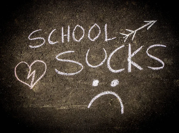 学校的人行道上用粉笔写的很糟糕 对学校观念的不良态度 我不想去学校 — 图库照片