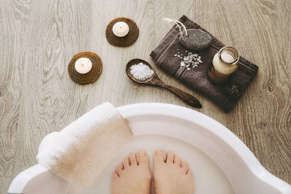 Užívání Hořčíkové Koupele Pro Lepší Vstřebávání Vitamínu Chlorid Hořečnatý Namáčení — Stock fotografie