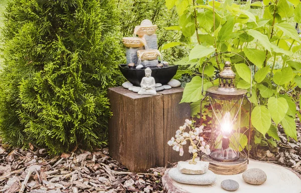 Kleiner Hausgarten Privater Brunnen Mit Meditierender Buddha Statue Zwischen Bäumen — Stockfoto