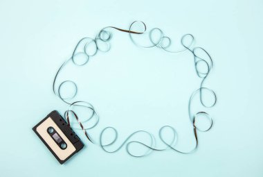Pastel mavi arkaplan üzerine analog kaset, 80 'lerin eski çerçevesi, bir sürü boş kopya alanı. 