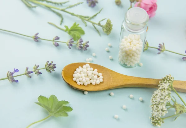 Homeopatická Medicína Pilulky Sklenici Rozlil Kolem Světle Modré Pozadí Zdobené — Stock fotografie