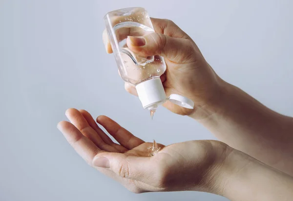 Visão Perto Mulher Pessoa Usando Pequeno Higienizador Portátil Mão Antibacteriana — Fotografia de Stock