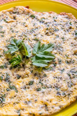 Baharda gutweed yapraklı omlet. Aegopodyum podagraria genellikle yaşlı olarak bilinir, ot gerard, piskopos otu, gut otu.