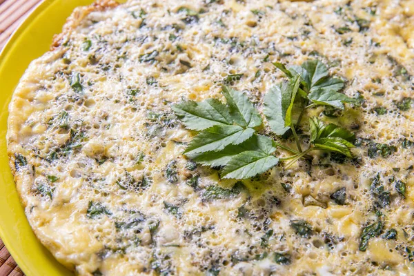 Omelette Dengan Potongan Daun Goutweed Musim Semi Aegopodium Podagraria Umumnya — Stok Foto