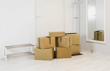 Beyaz minimalist beyaz ev koridorundaki karton kutular. Metin için çok yer var..