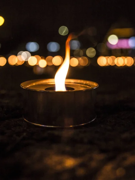 Selektiver Fokus Auf Eine Brennende Outdoor Kerze Auch Als Pechfackel — Stockfoto