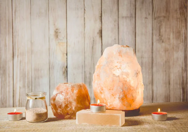 Himalayan Salt Soap Bar Rosa Steinsalzlampe Beleuchtet Und Salzkerzenhalter Mit — Stockfoto