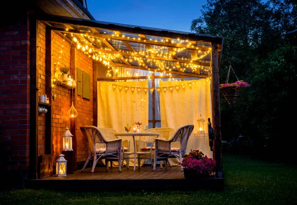 Vista Accogliente Terrazza Esterna Con Tavolo Sedie Illuminazione Molto Romantica — Foto Stock
