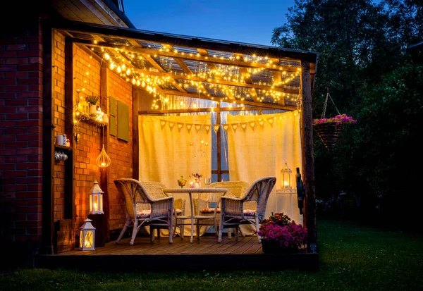 Vista Sobre Acogedora Terraza Aire Libre Con Mesa Sillas Iluminación — Foto de Stock