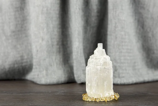 Naturally Carved Mineral Stone Selenite Tower Has Healing Cleansing Properties — Stock Photo, Image