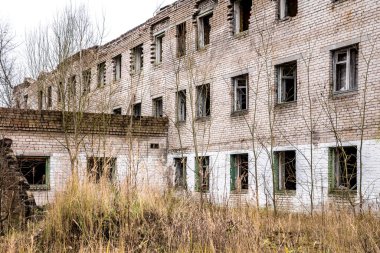 Estonya 'daki Sovyet döneminden kalma kasvetli bir sonbahar gününde terk edilmiş Rummu yerleşimi..
