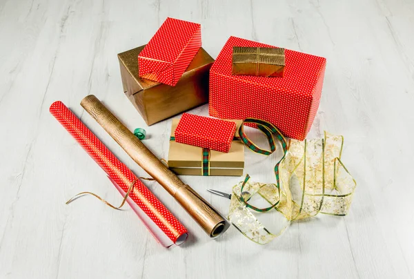 Presentes Natal Papel Lote Caixas Fitas Tesouras Fita Adesiva Chão — Fotografia de Stock