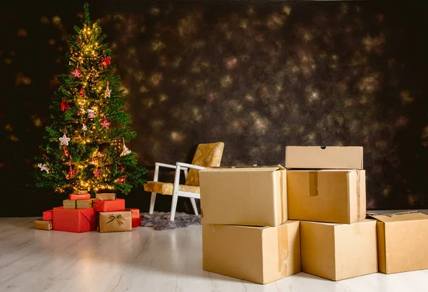 Переїзд Нового Будинку Різдвяну Концепцію Фокус Картонних Коробках Переїзду Прикрашена — стокове фото