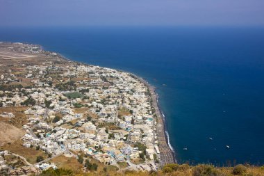 Yunanistan 'ın Santorini adasında yaz mevsiminde Kamari adlı köyün hava manzarası.