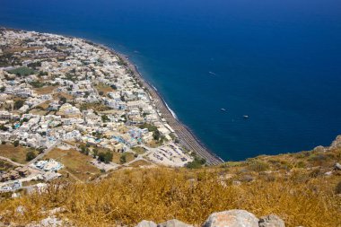 Yunanistan 'ın Santorini adasında yaz mevsiminde Kamari adlı köyün hava manzarası.