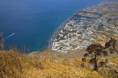 Yunanistan 'ın Santorini adasında yaz mevsiminde Perissa adlı köyün hava manzarası.