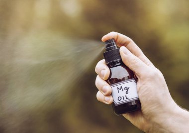 Magnezyum yağı kullanarak vücuda yeterli magnezyum vitamini sağlıyoruz. Deriye sıvı magnezyum yağı püskürtmek.