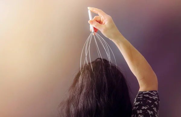 Mujer Masajeando Piel Cabeza Con Una Herramienta Especial Masaje Alambre —  Fotos de Stock