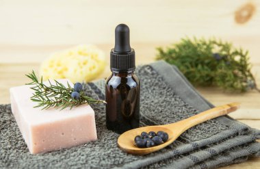 Juniper latin juniperus comis berry sauna yağı, sabun barı, ardıç ağacı dalı daha güvenilir koniler ve böğürtlenli kaşık. Güzellik kozmetik konseptinde ardıç ağacı meyvesi ve yağ.