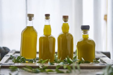 Yunanistan 'da eski bir mutfakta dört şişe taze organik zeytinyağı veya pişirme yağı.