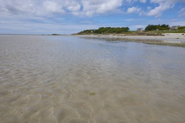Brittany sahilindeki gelgit kumsalı, sahili görmek, yaz tatilleri, sığ sular.