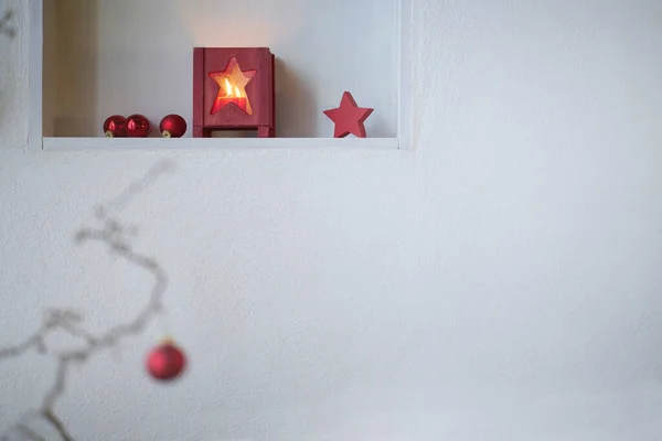 Decoração Natal Vermelho Uma Prateleira Branca Uma Parede Rebocada Branca — Fotografia de Stock