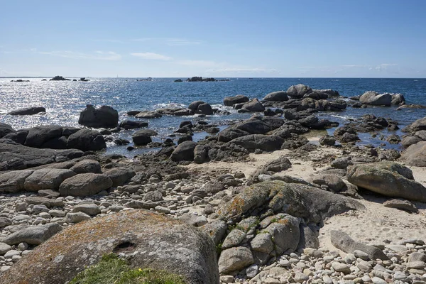 Küste Der Bretagne Mit Großen Felsen Moos Und Blauem Wasser — Stockfoto