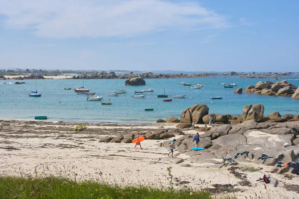 Pequeña Playa Con Turistas Con Tablas Surf Rocas Redondas Arena — Foto de Stock