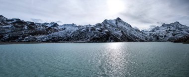 Sonbaharda Alp Dağları 'nda çekilen panorama ön planda Silvretta Barajı' nın arka planında ve suyunda karlı dağlar var.