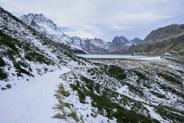 นทางเด าเล ในภ เขาท มะบนภ เขา Silvretta มมองของเข — ภาพถ่ายสต็อก