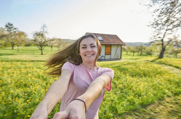 Щаслива Молода Жінка Яка Танцює Німецькій Сільській Місцевості Задніх Луках — стокове фото