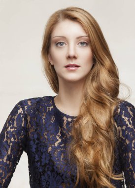 Lüks moda stil kozmetik ve makyaj sarı uzun saçları