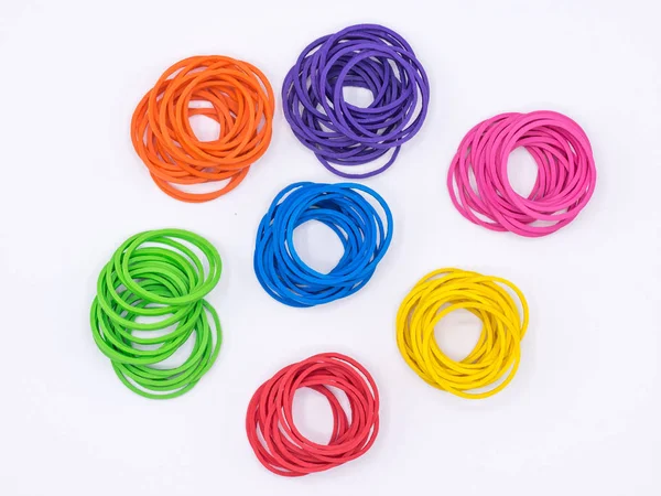 Lastik bantlar beyaz arka plan rengine göre gruplandırılmış