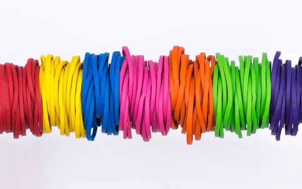 Multicolor elastische rubber bands op witte achtergrond — Stockfoto