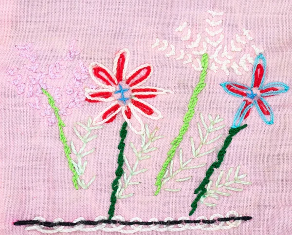 特写手工刺绣花粉红色织物 免版税图库照片