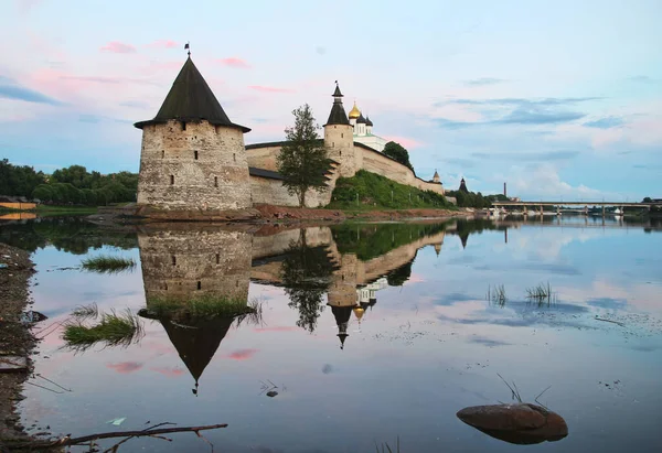 Gün batımında Velikaya nehrinin yansımasında Pskov Kremlin 'in muhteşem manzarası.