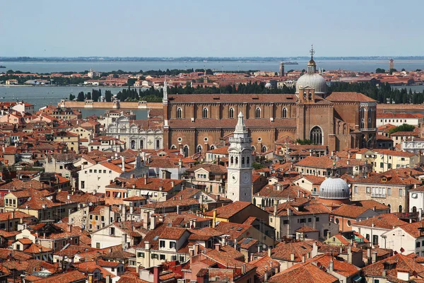 İtalya gezisi sırasında seramik çatı ve Adriyatik manzaralı St. Mark Bazilikası 'nın çan kulesinden Venedik' in büyüleyici bir manzarası..