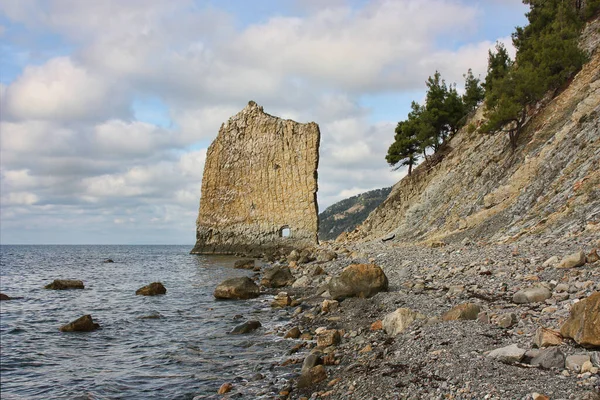 Karadeniz-Parus kayasının Kafkasya kıyısındaki muhteşem doğal bir anıt.