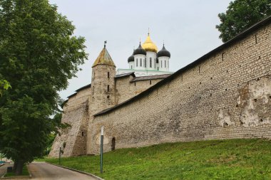 Benzersiz bir mimari eser, Rusya 'nın Büyük Nehir kıyısındaki Pskov kentindeki en eski kalesi olan Pskov Kremlin' dir (Krom)..