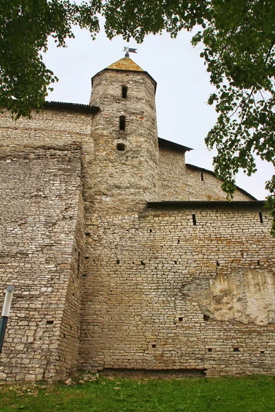 Benzersiz bir mimari eser, Rusya 'nın Büyük Nehir kıyısındaki Pskov kentindeki en eski kalesi olan Pskov Kremlin' dir (Krom)..